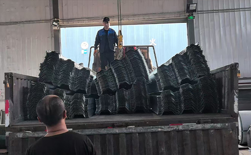 闭口楼承板耐火时限实测：大跨度怎样选德令哈楼承板